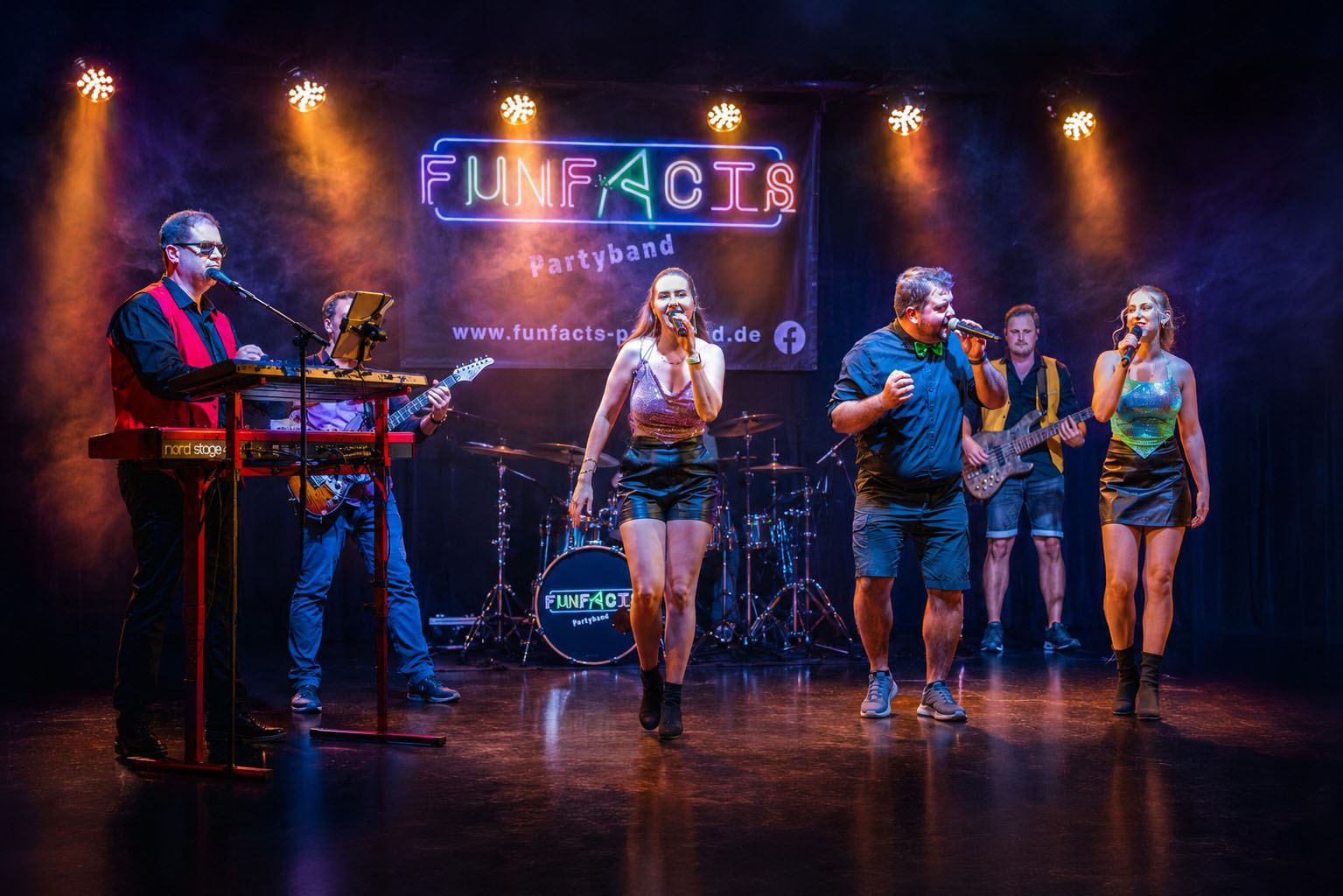FUNFACTS Partyband auf der B&uuml;hne